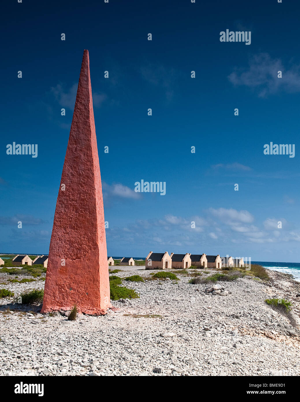 Cabanes d'esclaves dans les Caraïbes par commerçant sel point de collecte pour le Dutch Banque D'Images