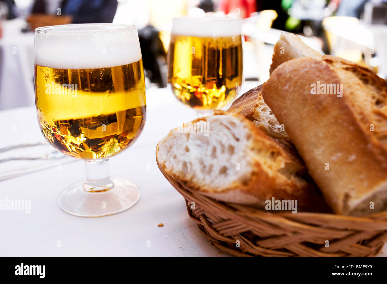 La bière et le pain sur une table, de l'Espagne. Banque D'Images