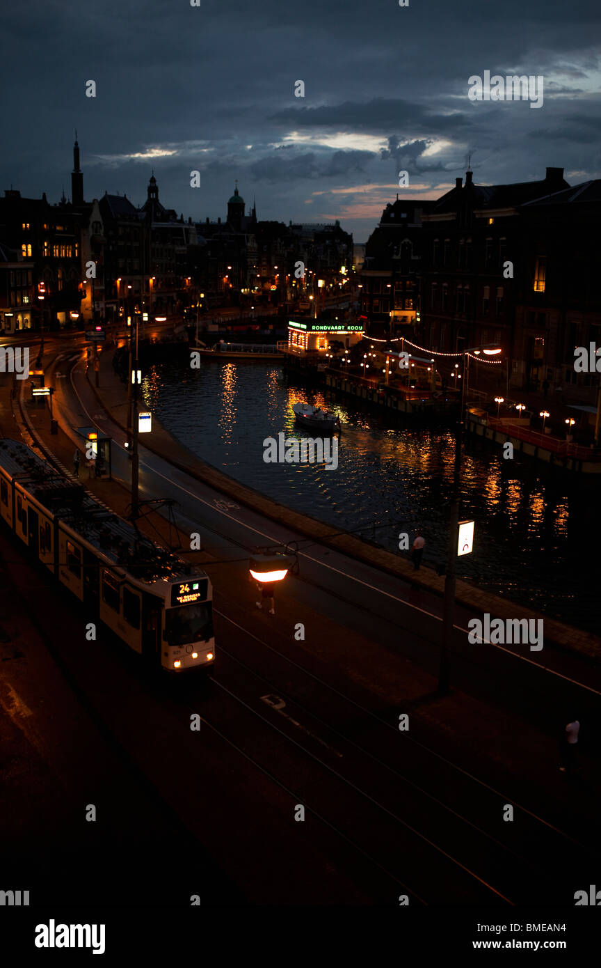 Tram en ville le long de canal de nuit Banque D'Images