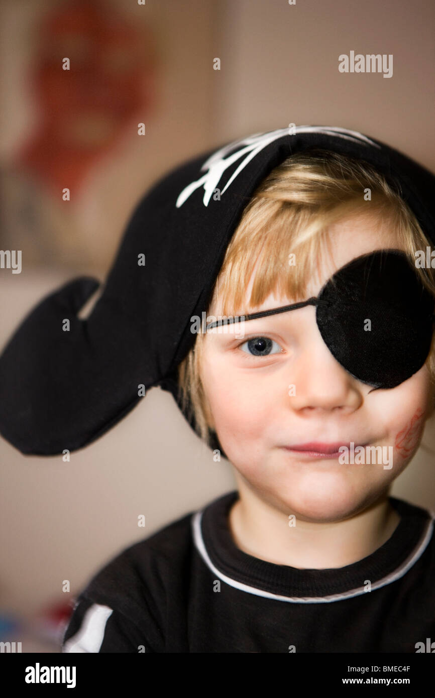 Petit garçon habillé en pirate Banque D'Images
