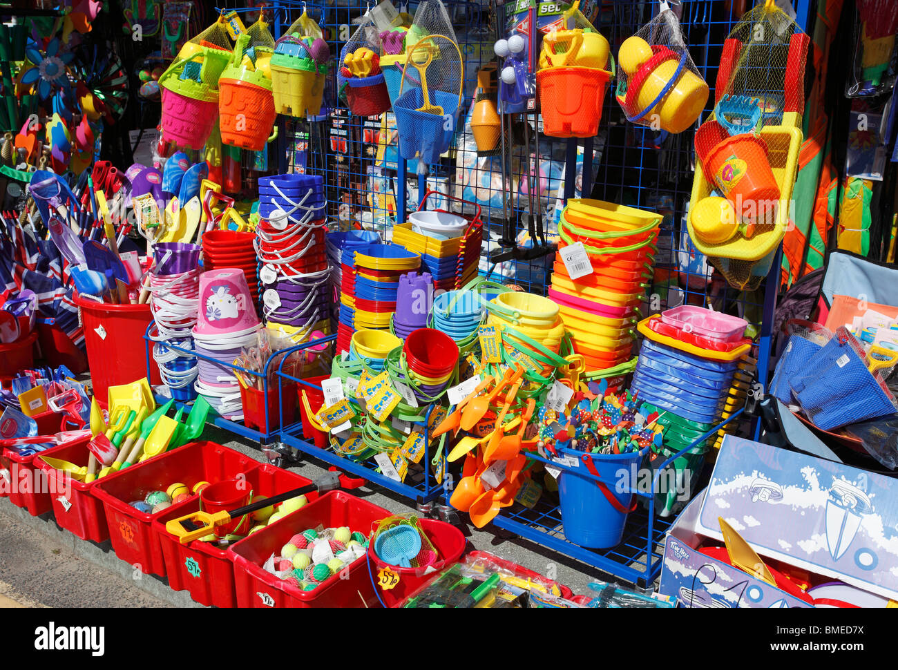 Beaucoup de seaux de mer coloré pique et des jouets de plage à l'extérieur d'une boutique à Padstow Cornwall, UK. Banque D'Images