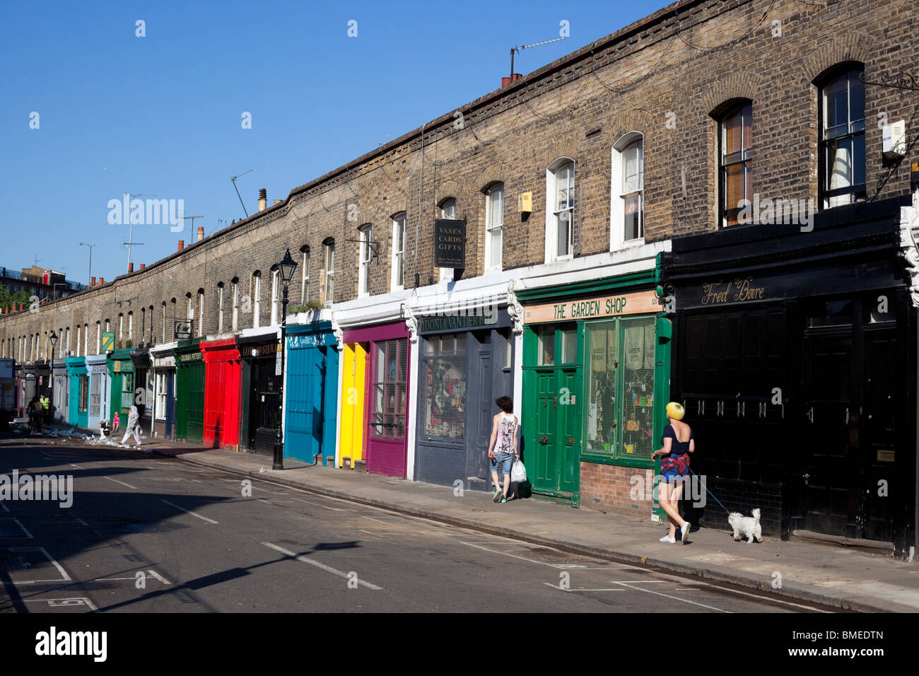 Scène de rue de Columbia Road Flower Market un dimanche après-midi, Londres, Angleterre, Royaume-Uni. Banque D'Images