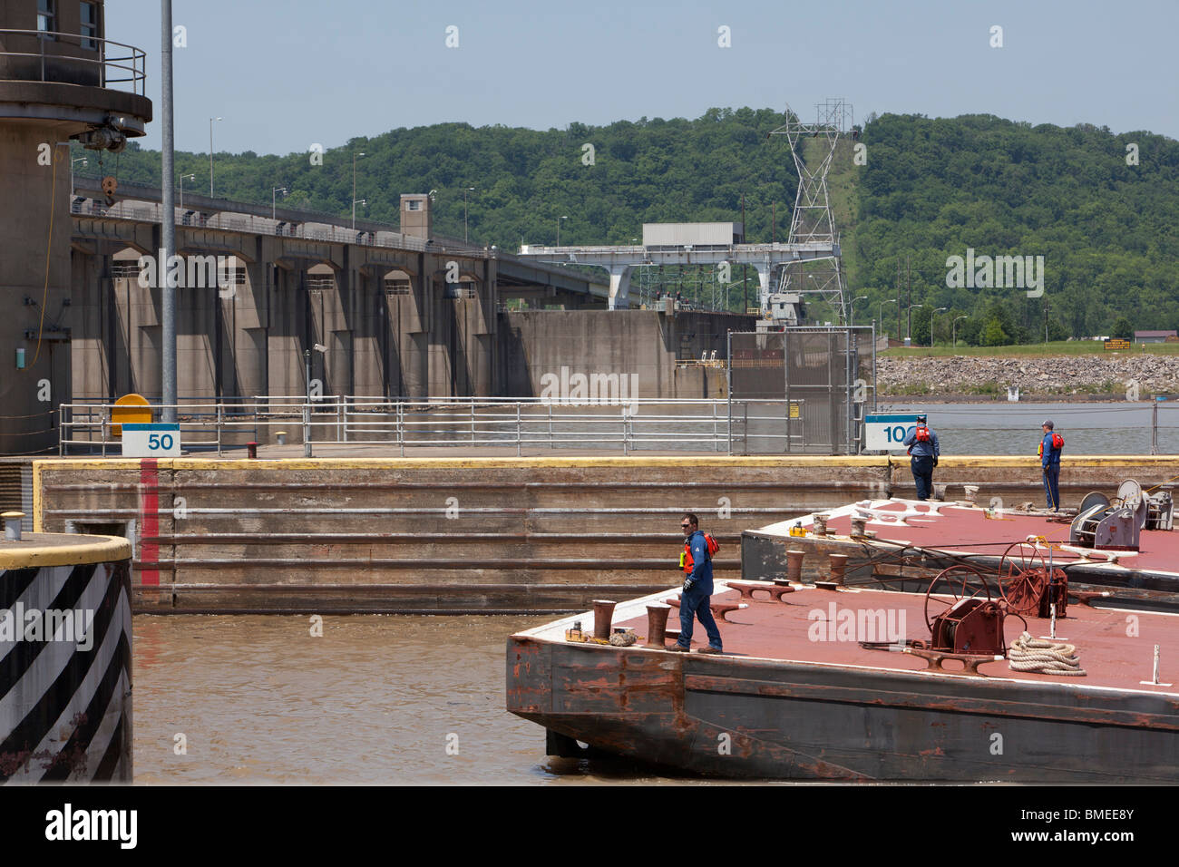 Ethridge, Kentucky - Marathon Oil Company barges entrez un verrou à l'Markland barrage sur la rivière Ohio. Banque D'Images