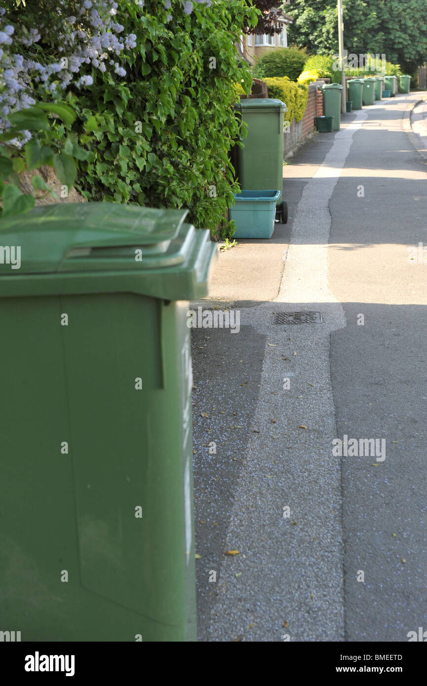 Avenue de vert wheelie bins Banque D'Images