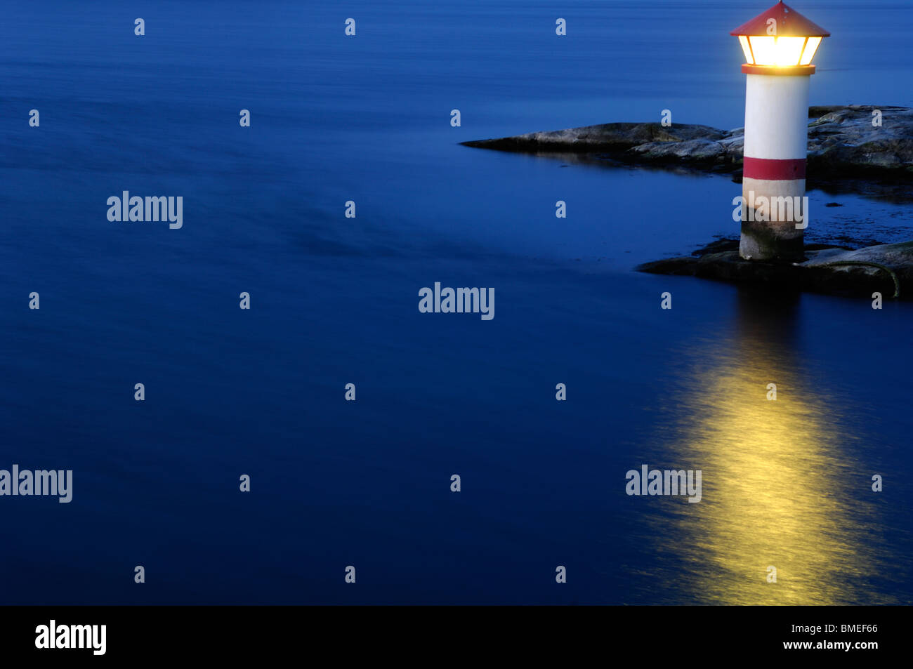 La Scandinavie, la Suède, Vastkusten, vue du phare allumé sur mer, elevated view Banque D'Images
