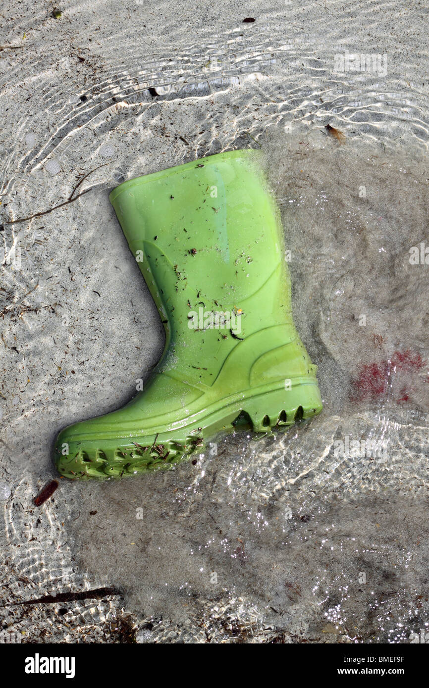 Bottes vert corbeille sur la pollution des eaux de la rive plage concept  Photo Stock - Alamy