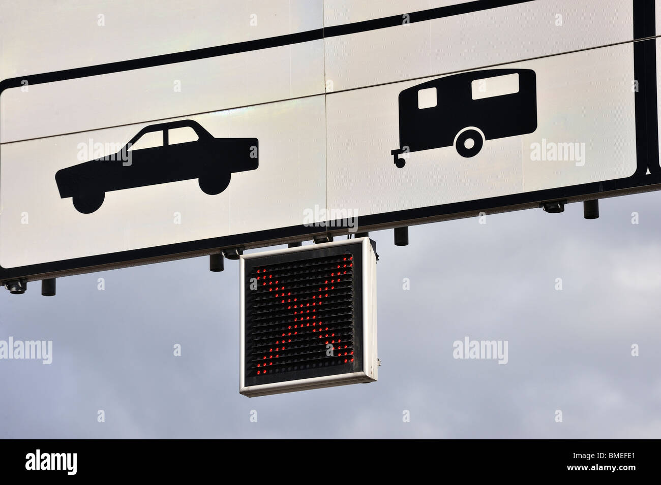 La Scandinavie, la Suède, Göteborg, vue du panneau de signalisation, low angle view Banque D'Images