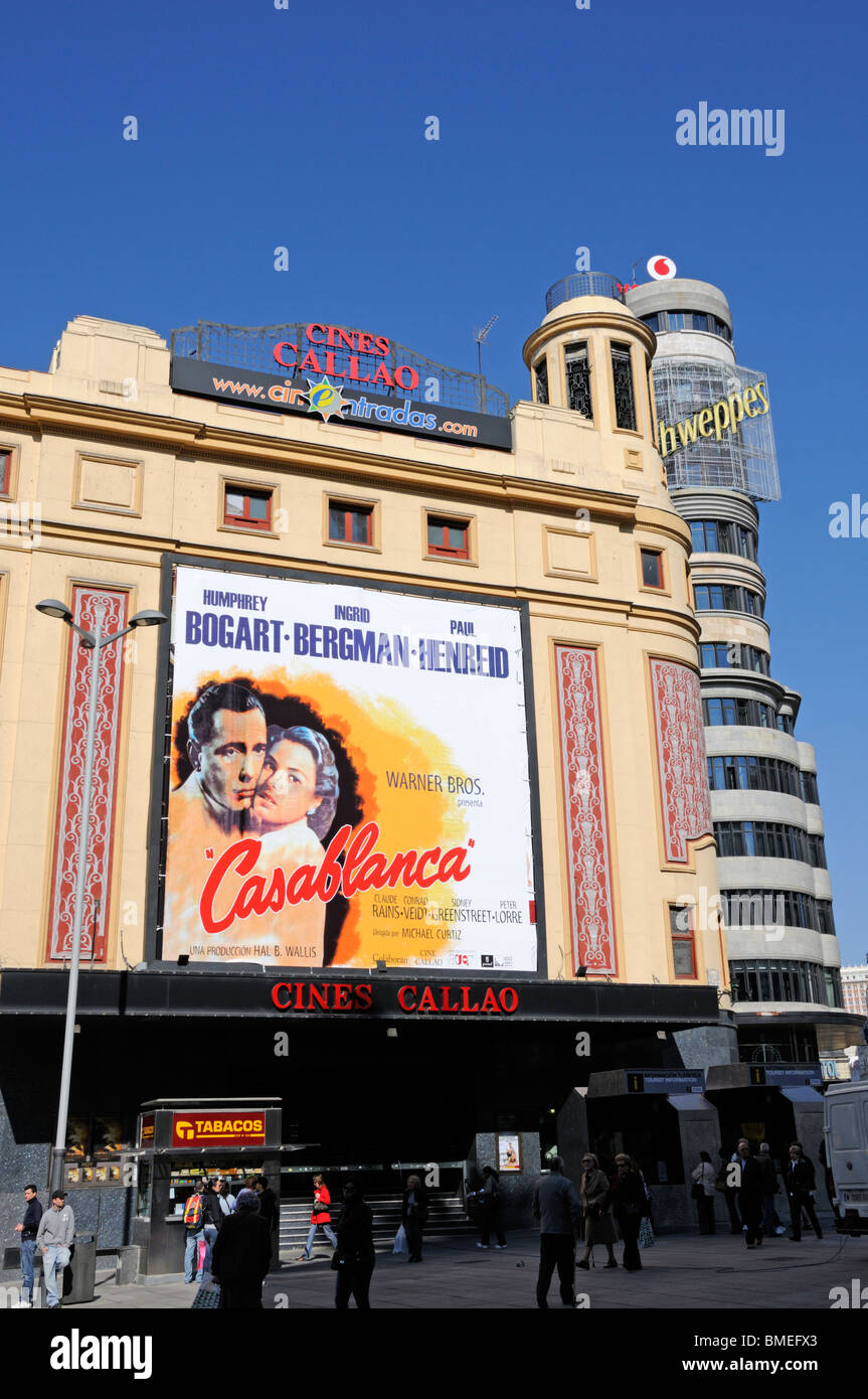 Madrid, Espagne. Gran Via / Plaza de Callao. Cinéma Callao (Casablanca) et de charognes montrant des capacités (à droite) Banque D'Images