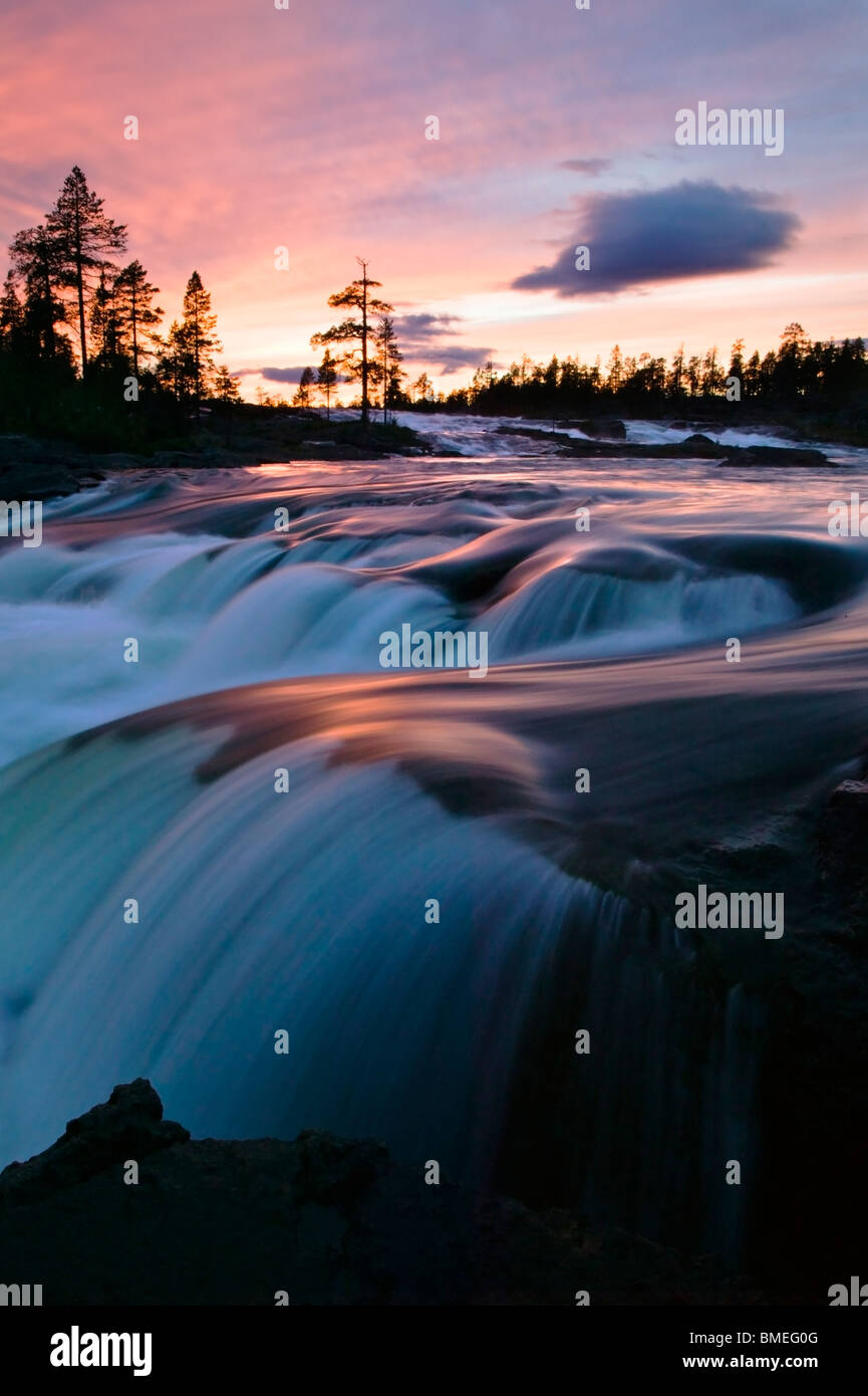La Scandinavie, la Suède, la Laponie, voir à l'aube de la cascade Banque D'Images