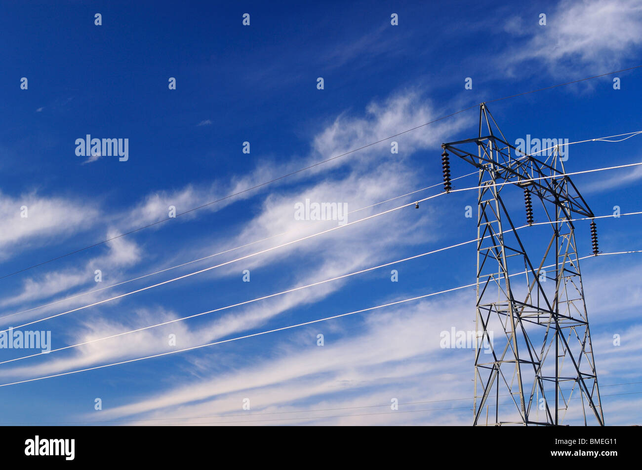 La Scandinavie, la Norvège, l'électricité pylon against sky Banque D'Images