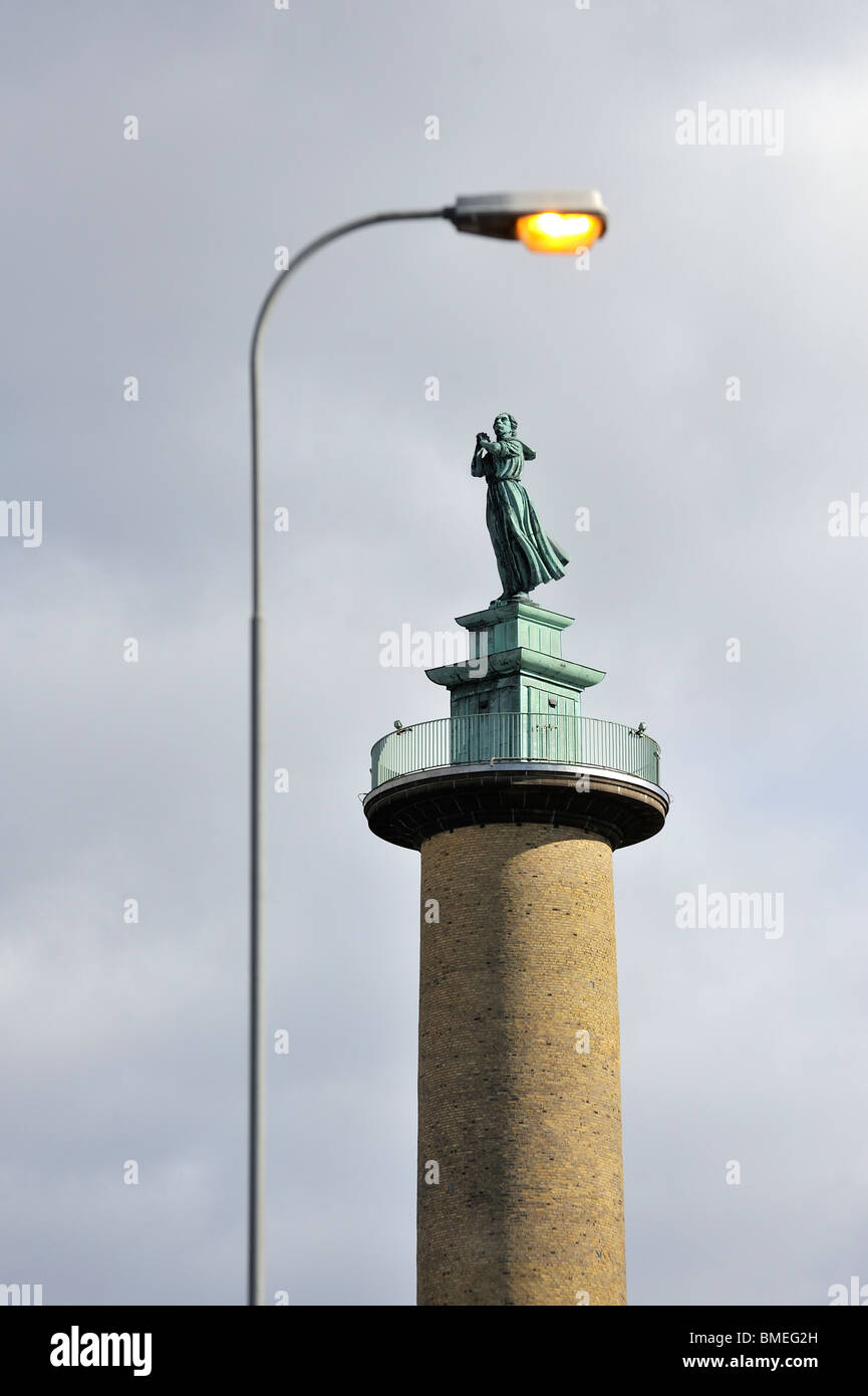 La Scandinavie, la Suède, Göteborg, vue de tour avec statue et l'éclairage en premier plan Banque D'Images