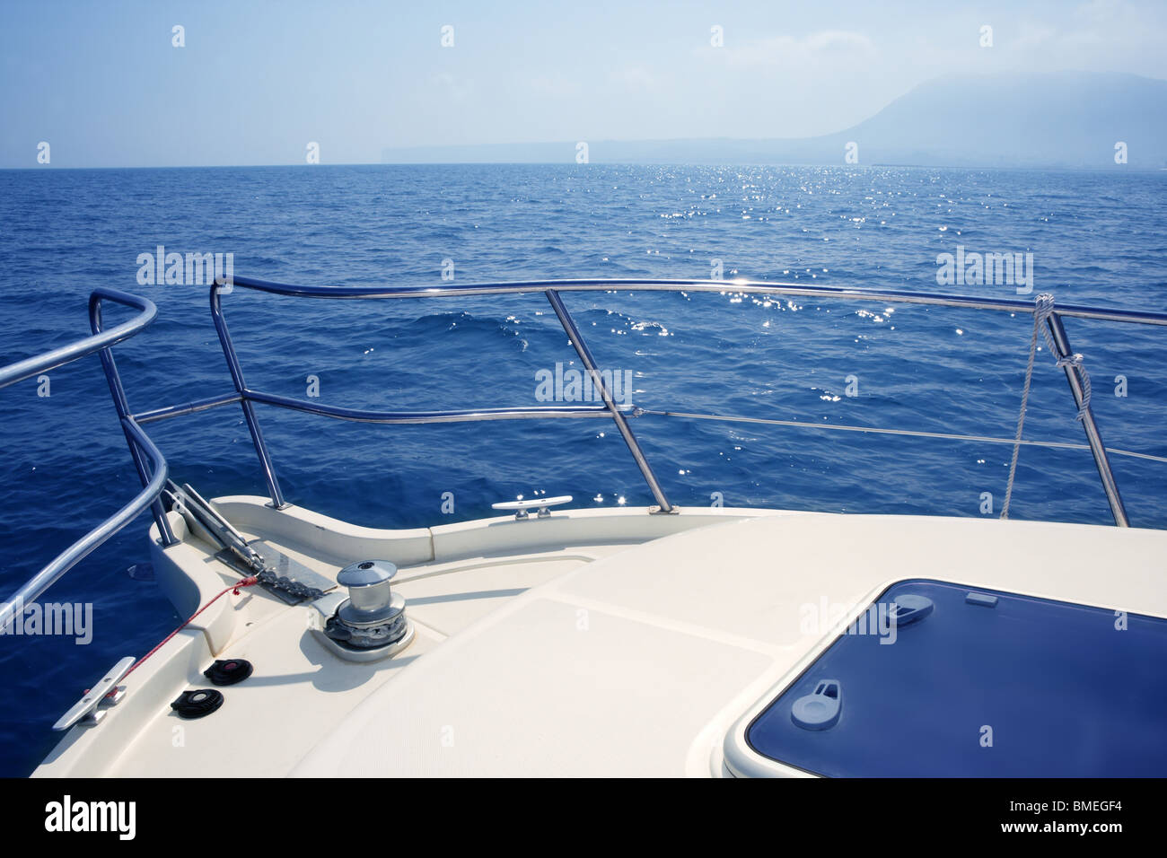 Bateau à voile sur la mer bleue bow avec la chaîne d'ancre et détail du treuil Banque D'Images