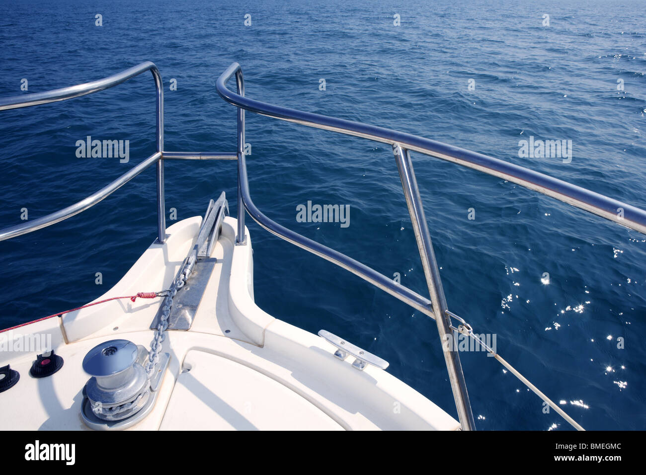 Bateau à voile sur la mer bleue bow avec la chaîne d'ancre et détail du treuil Banque D'Images