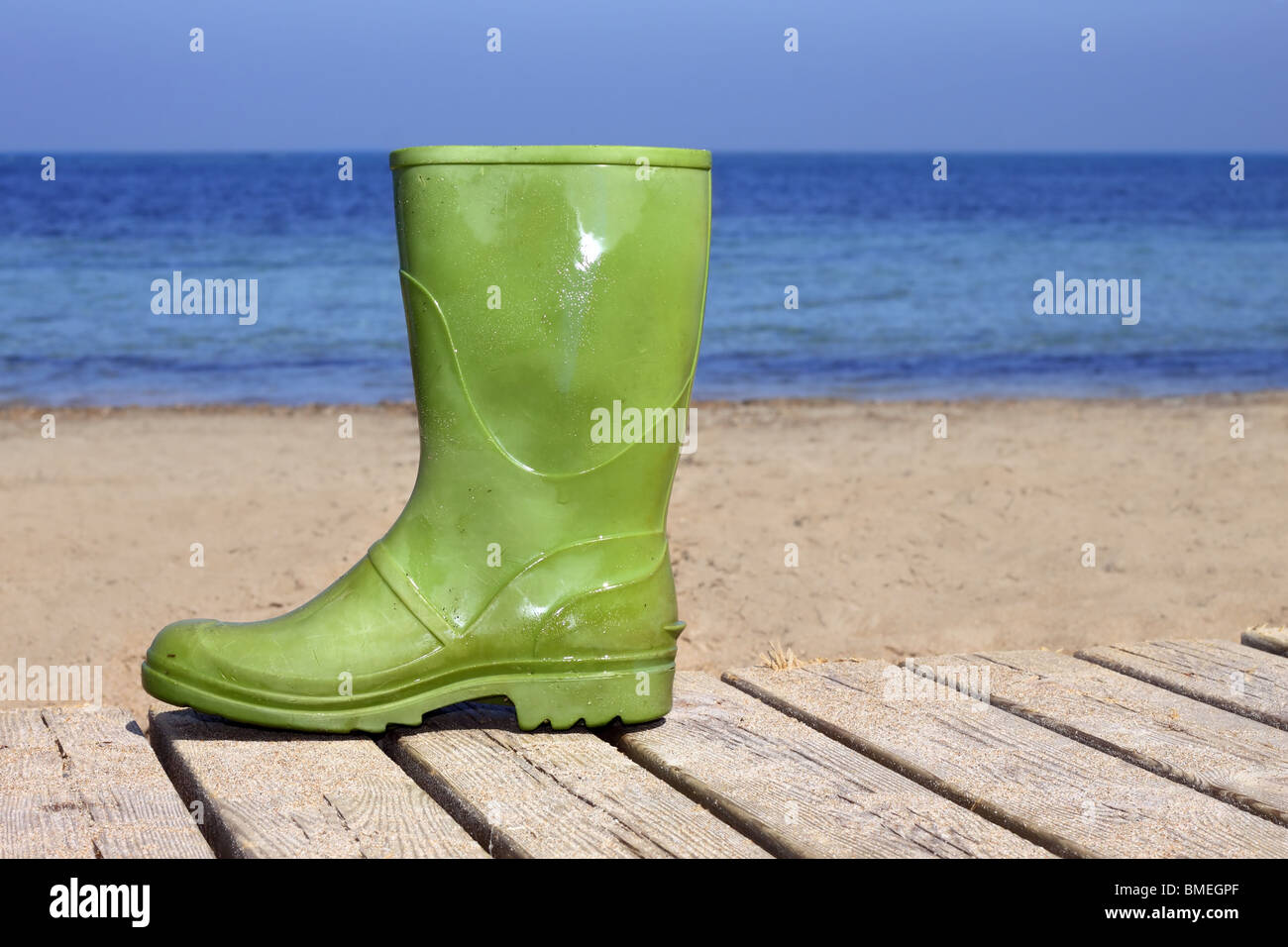Boot sur vert en bois l'été sol plage pêcheur malchanceux métaphore Banque D'Images
