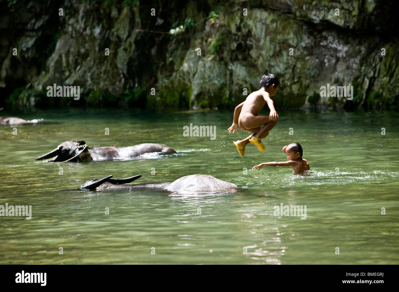 Les garçons la natation dans l'eau avec la rivière Buffalo, Leishan