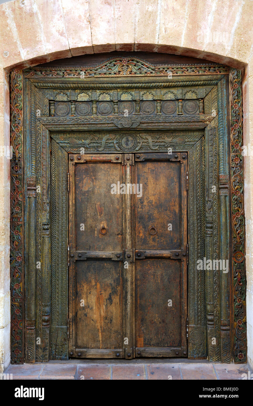Est de l'Inde ancienne porte d'entrée en bois polychrome Banque D'Images