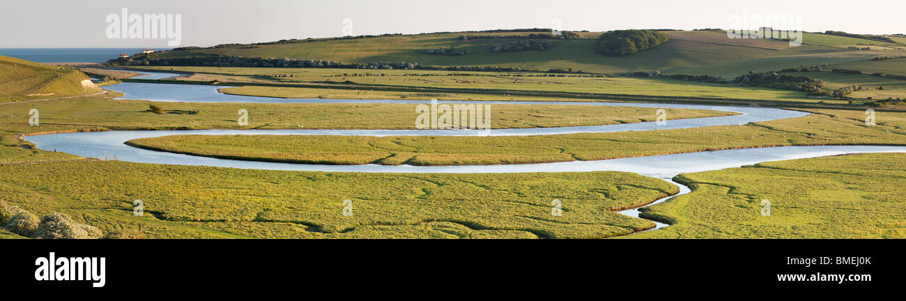 Une vue panoramique de la rivière Cuckmere, Cuckmere Haven, Jalhay, East Sussex, Angleterre Banque D'Images