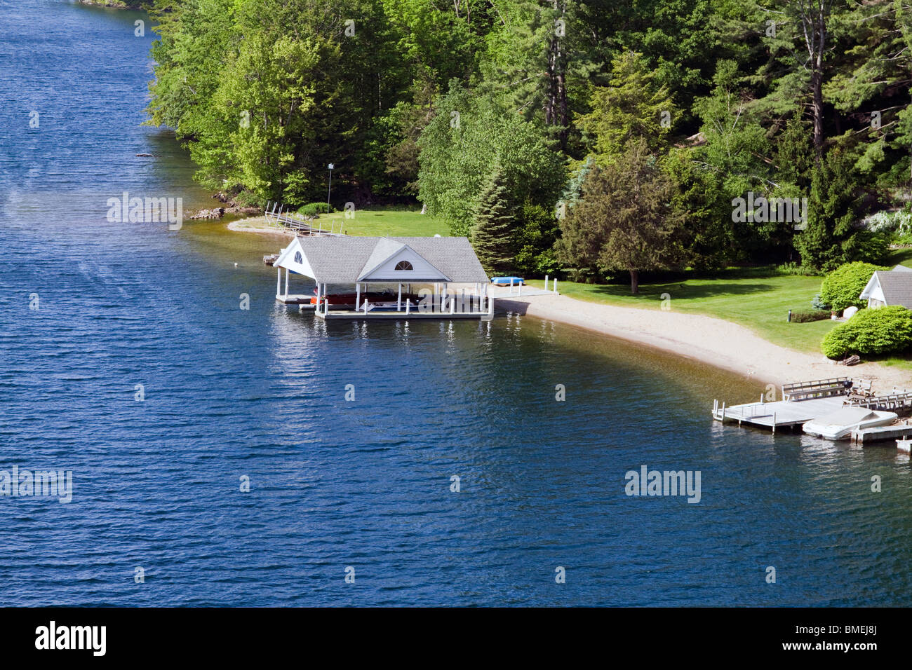 Un hangar à bateaux sur le lac George New York. Une parfaite journée de printemps. Banque D'Images