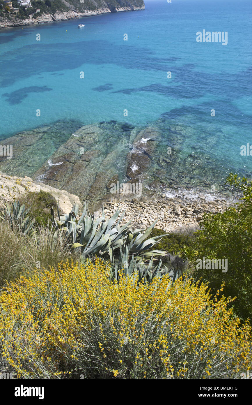 La mer turquoise de la Méditerranée moraira vue élevée à Alicante Espagne Banque D'Images