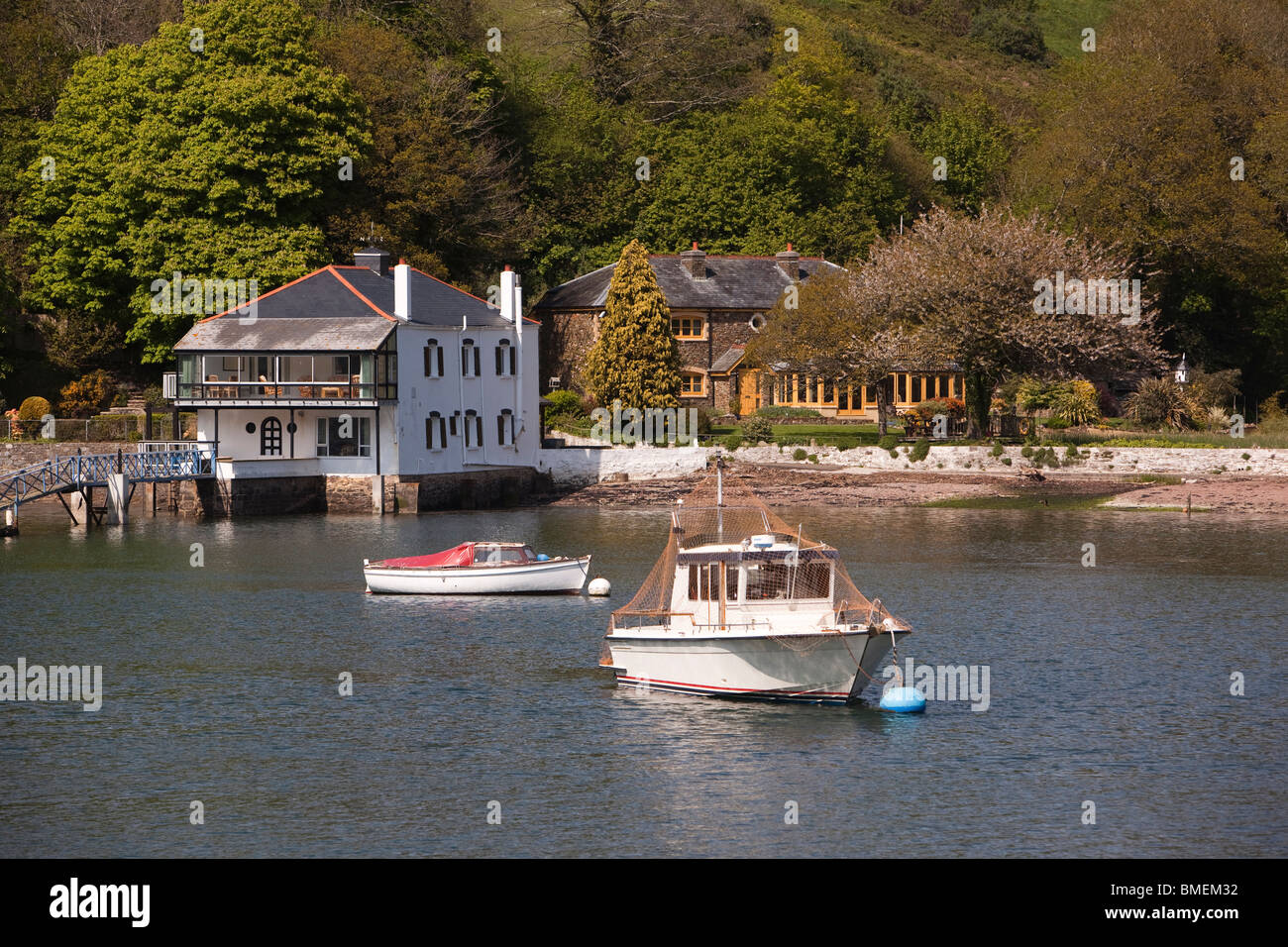 Royaume-uni, Angleterre, Devon, Dartmouth, Noss supérieur Point, rivière Dart, cher propriété riverside avec un abri à bateau Banque D'Images