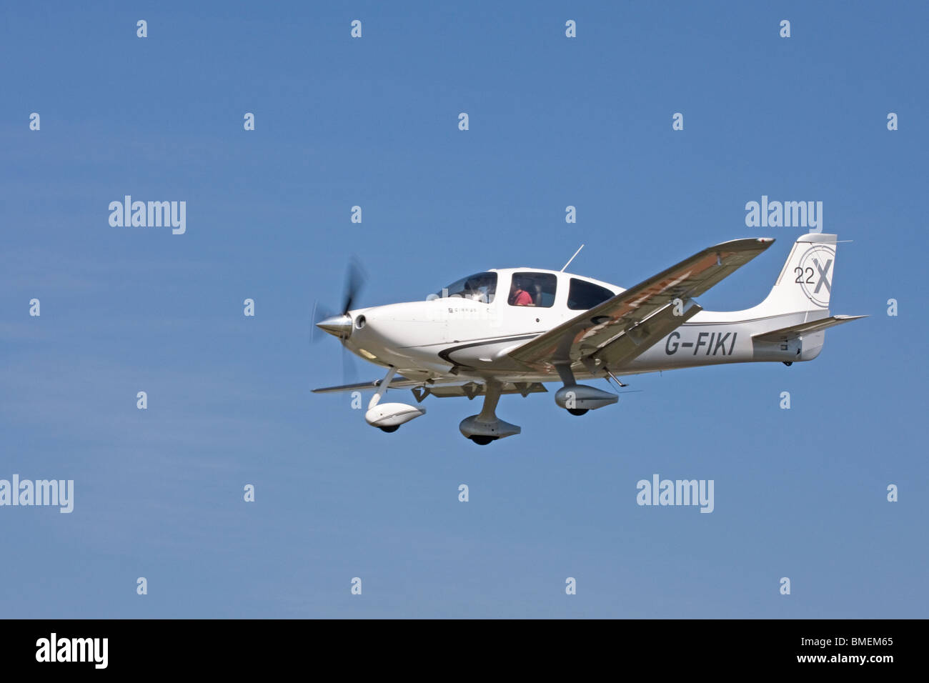 Cirrus SR22 G-FIKI en approche finale à la terre à l'Aérodrome de Sandtoft Banque D'Images