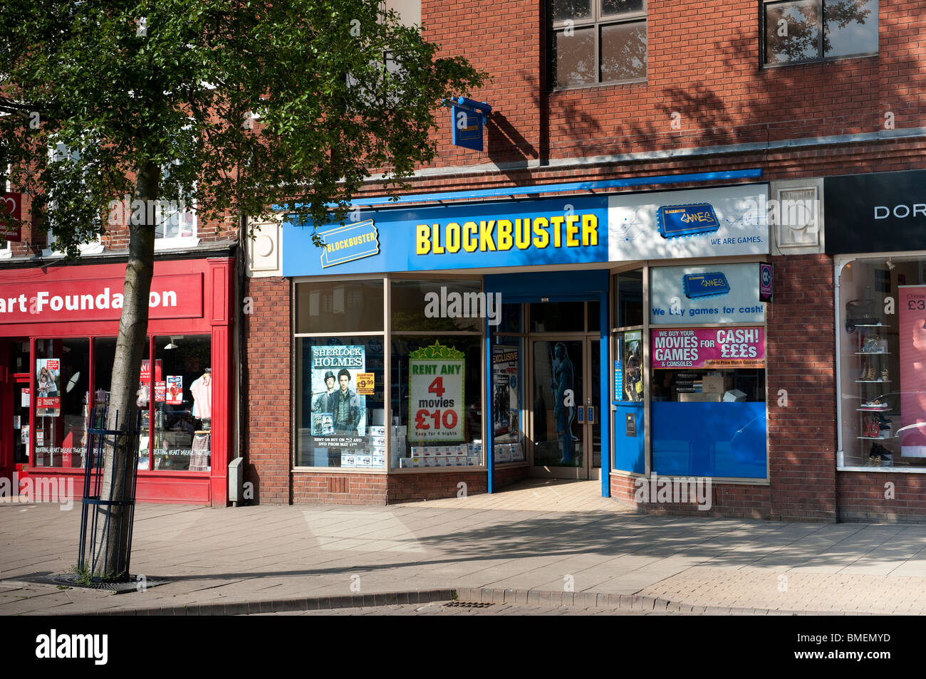 Boutique de location de films à succès dans une ville anglaise. Banque D'Images