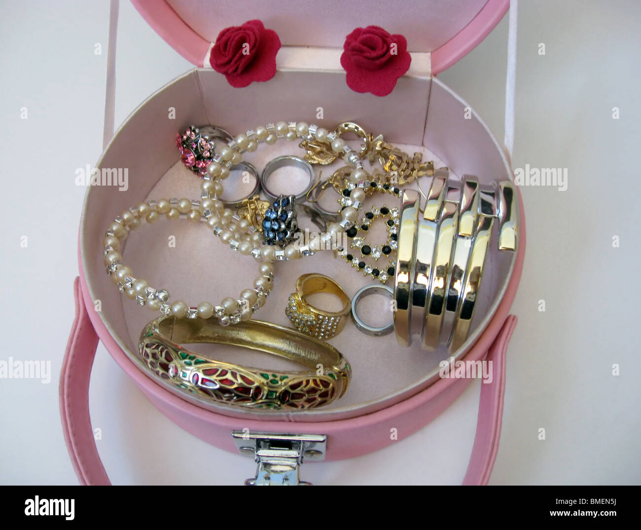 Boîte à bijoux rose isolé sur fond blanc Banque D'Images
