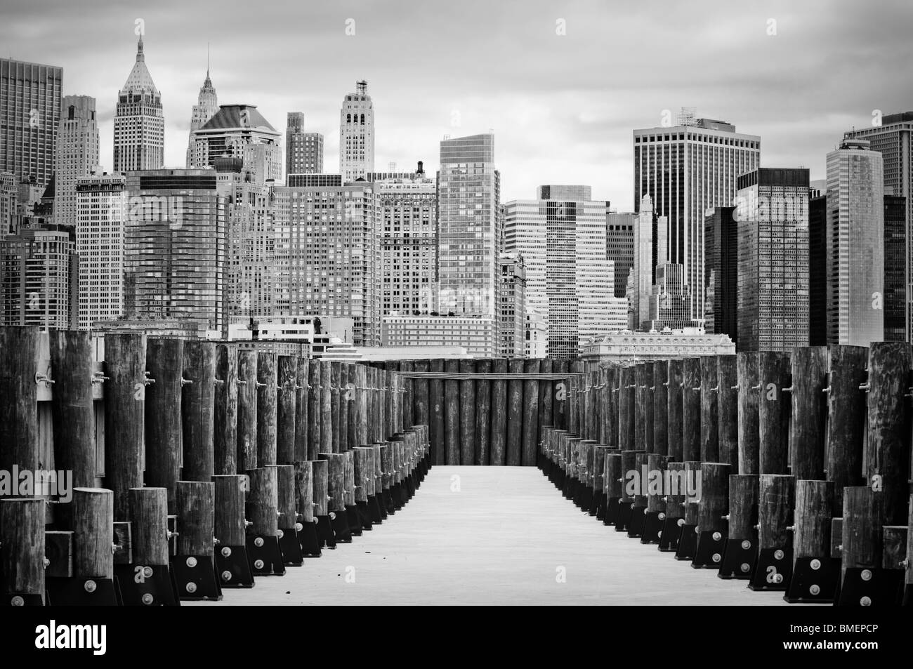 New York City Skyline comme vu à partir d'un quai à Jersey City, NJ, USA. Banque D'Images