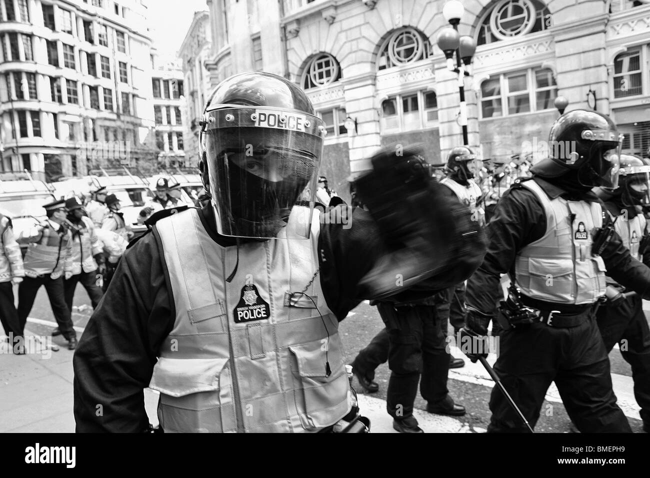 Faire face aux émeutes de la police à la Banque dans la ville de Londres au cours des manifestations anti G20 Banque D'Images