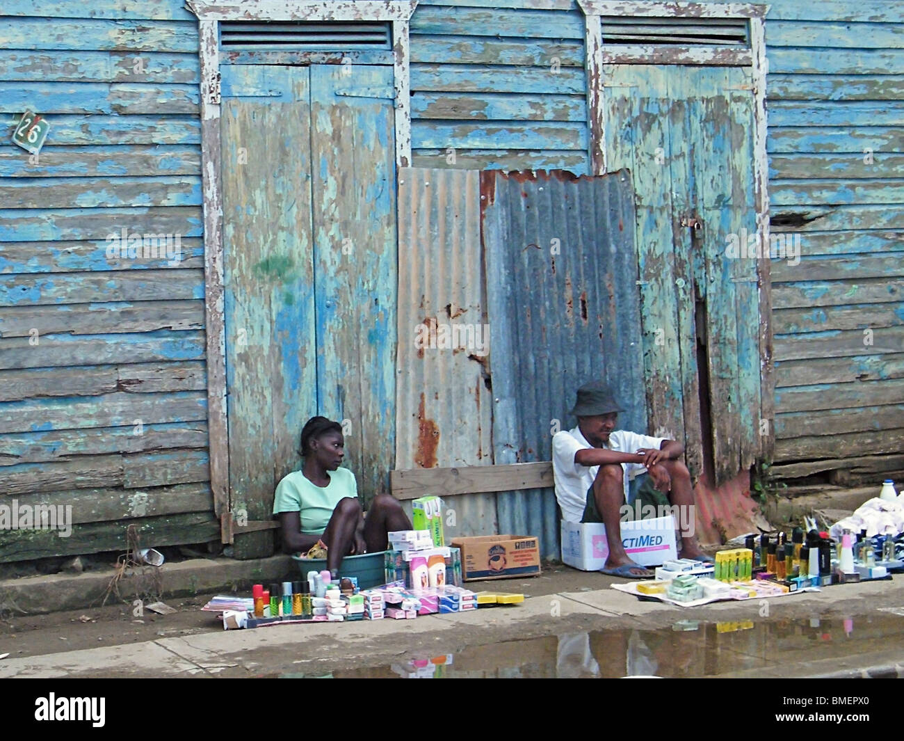 Les haïtiens vendent des produits à un marché de Dajabon, République Dominicaine Banque D'Images