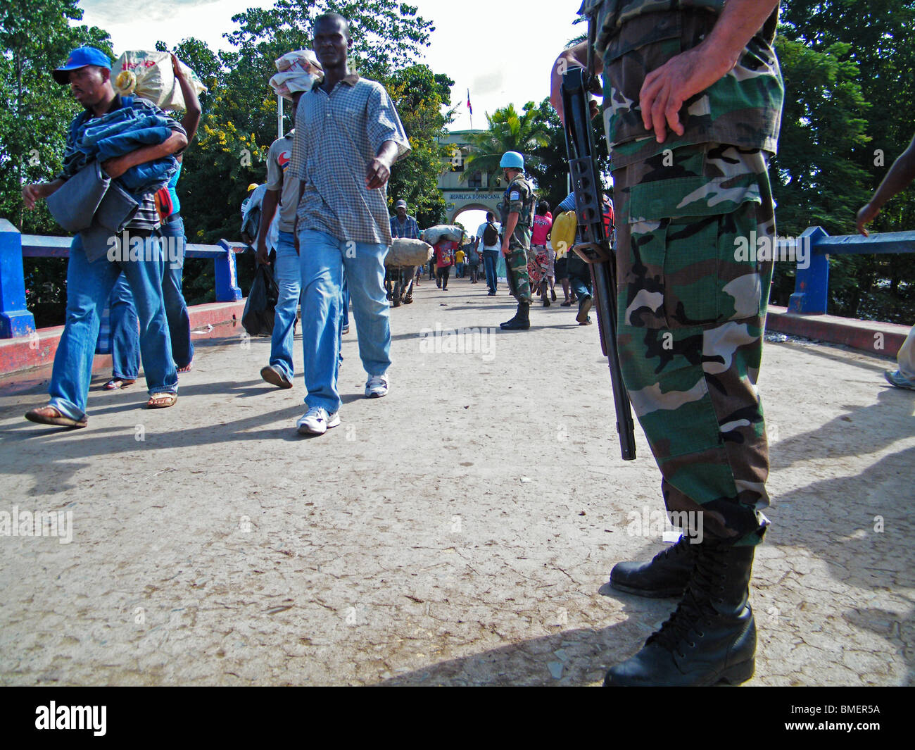Les commerçants haïtiens et des soldats de la paix des Nations Unies à l'Haïti - République Dominicaine frontière durant le marché hebdomadaire de Dajabon et Ouanaminthe Banque D'Images