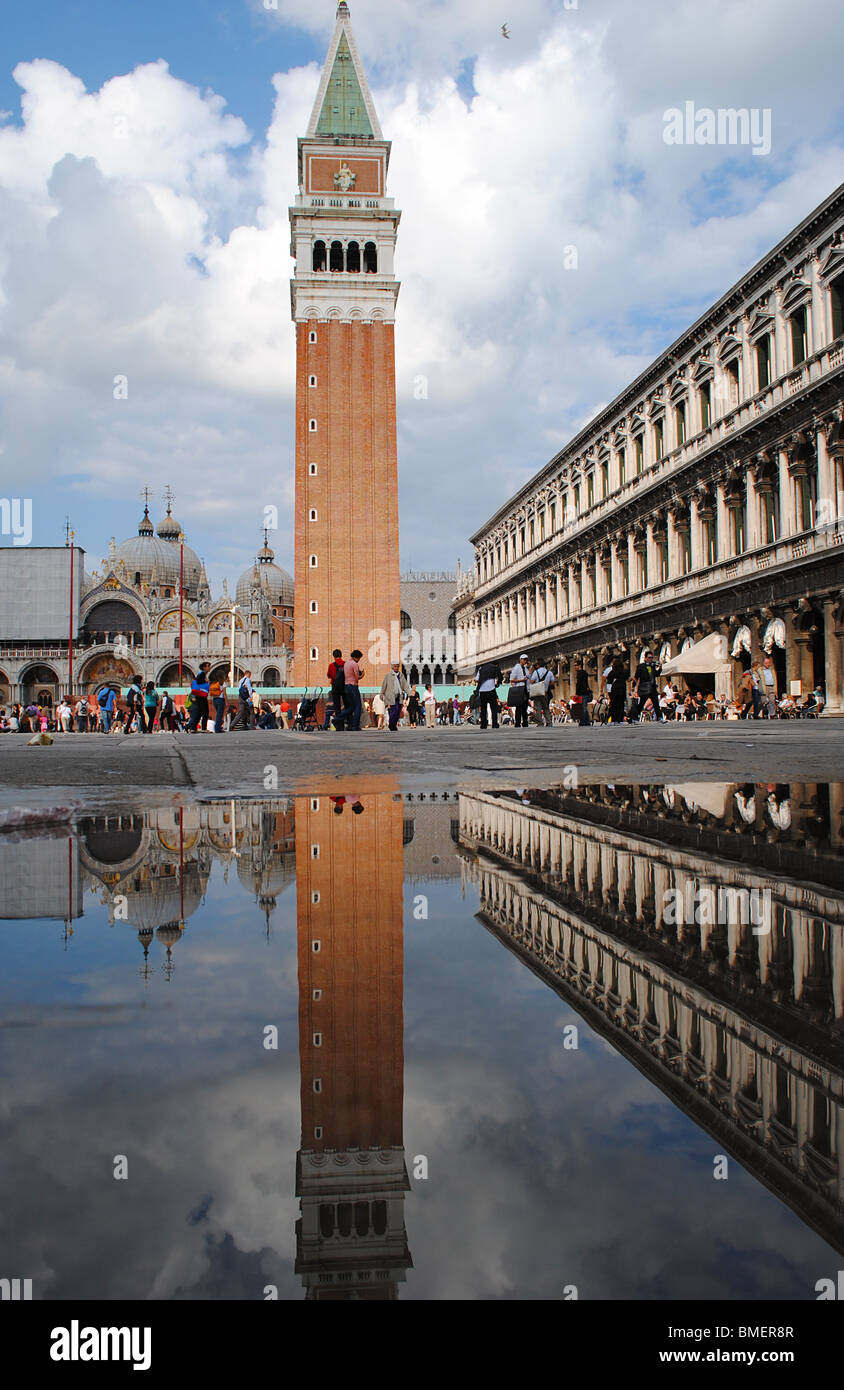 Le clocher de la Basilique St Marc (à la place St Marc) se reflète dans l'eau, Venise, Italie Banque D'Images