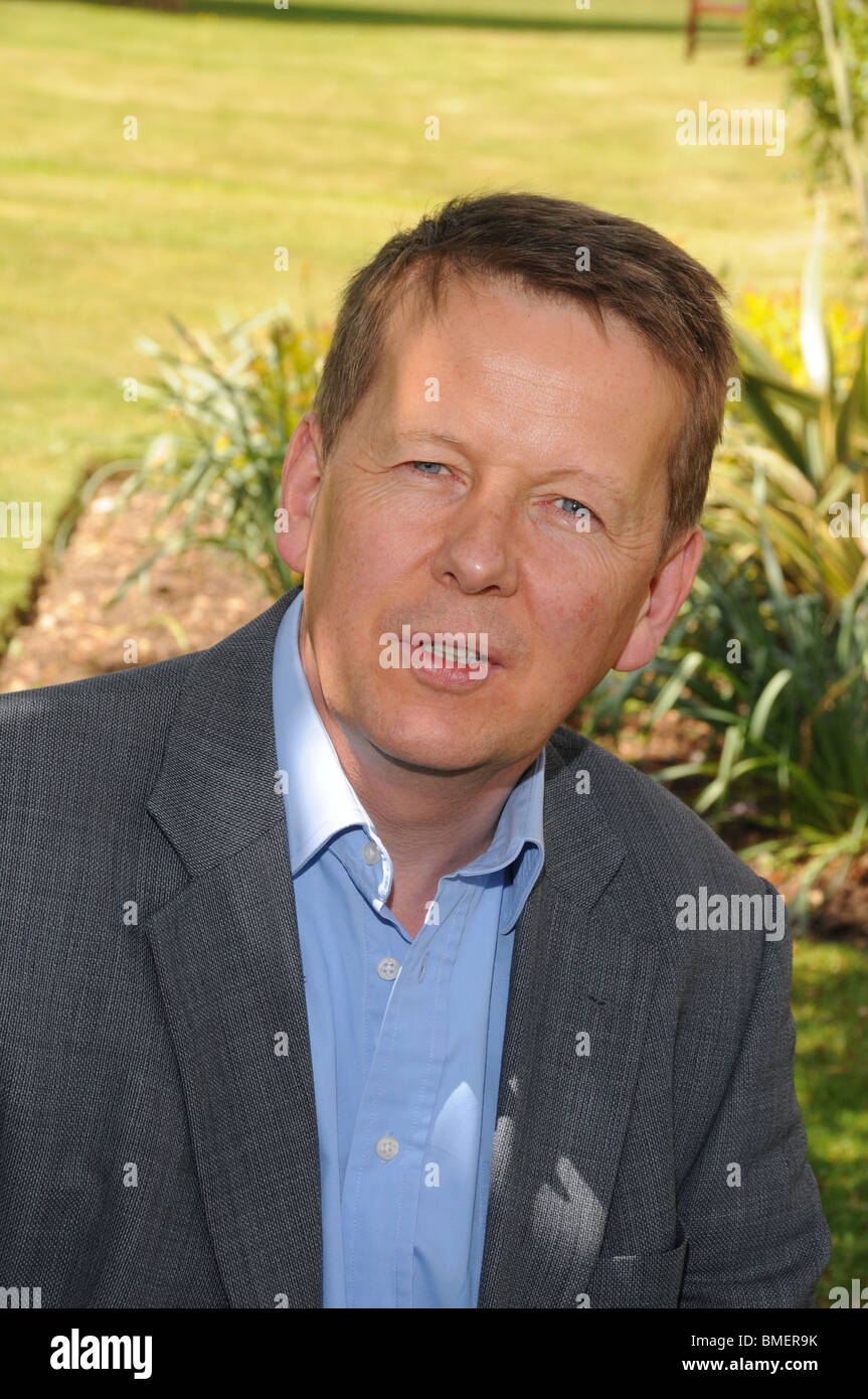 Bill Turnbull et présentateur de la BBC Breakfast présentateur de télévision dans un jardin la promotion de son livre Le Mauvais Club apiculteurs Banque D'Images