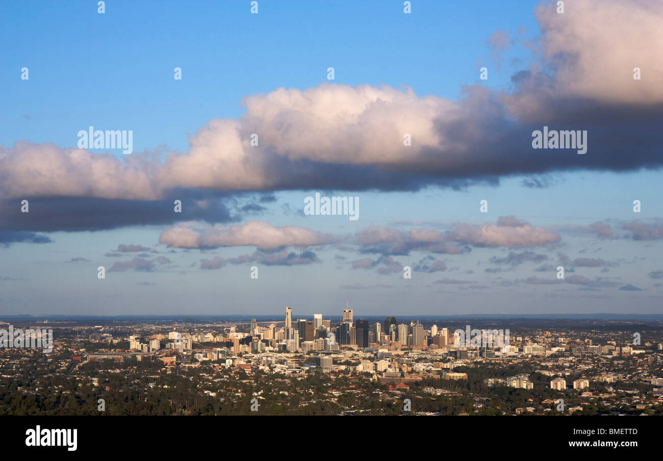 Vue panoramique de la ville Brisbane prises depuis le mont Coot-tha Lookout dans le Queensland, Australie avec grande formation de nuages au-dessus Banque D'Images