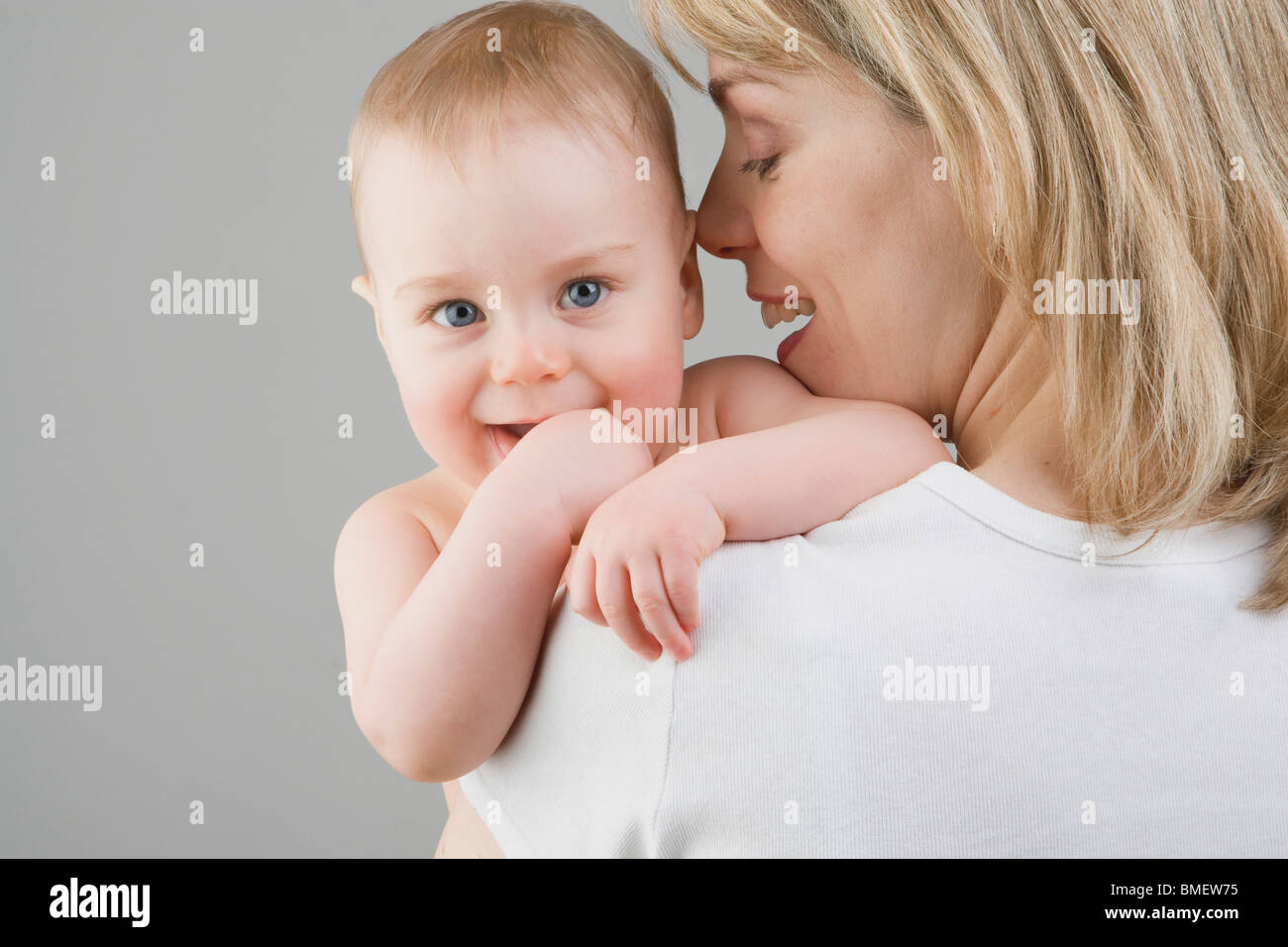 Un bébé garçon et sa mère Banque D'Images