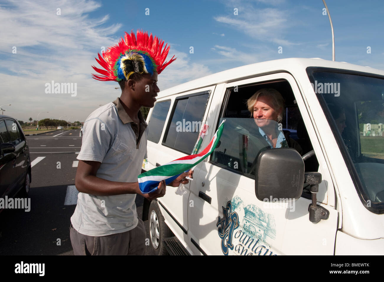 Homme vend sa marchandise à l'approche de la Coupe du Monde FIFA 2010 Cape Town Afrique du Sud Banque D'Images