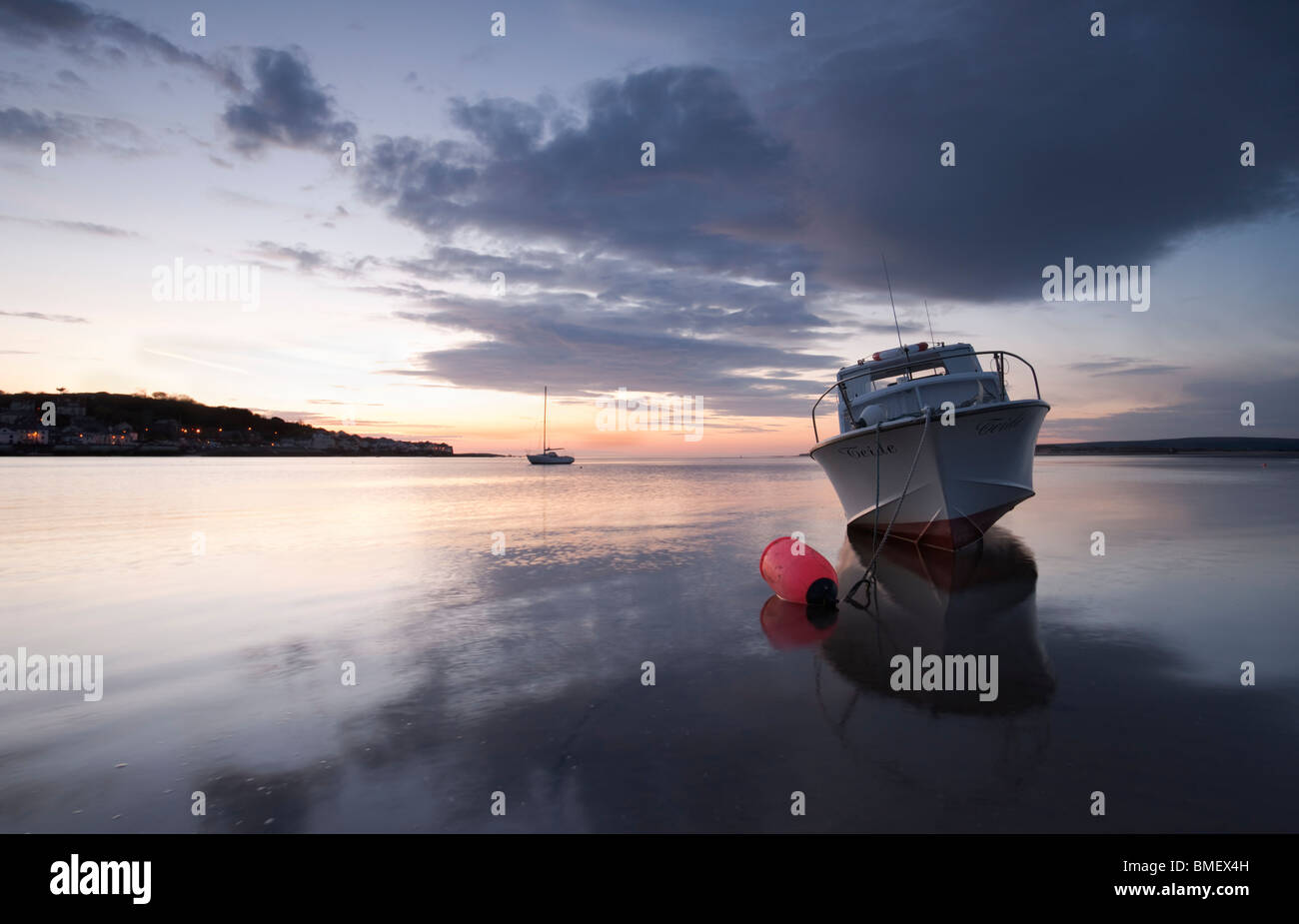 Bateaux à Instow plage au coucher du soleil Banque D'Images