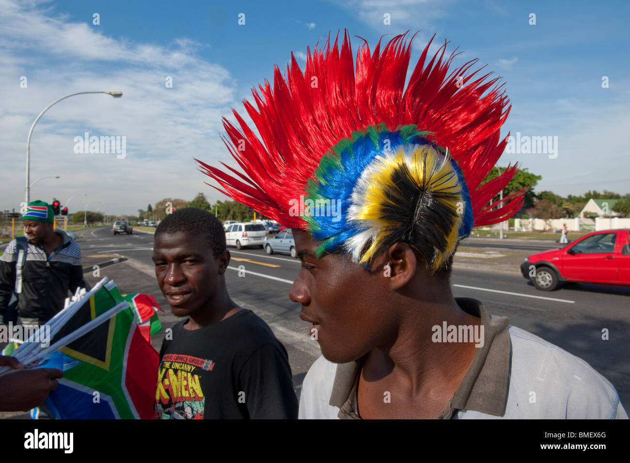 Vendeur de rue avec perruque Mohawk à l'approche de la Coupe du Monde FIFA 2010 Cape Town Afrique du Sud Banque D'Images
