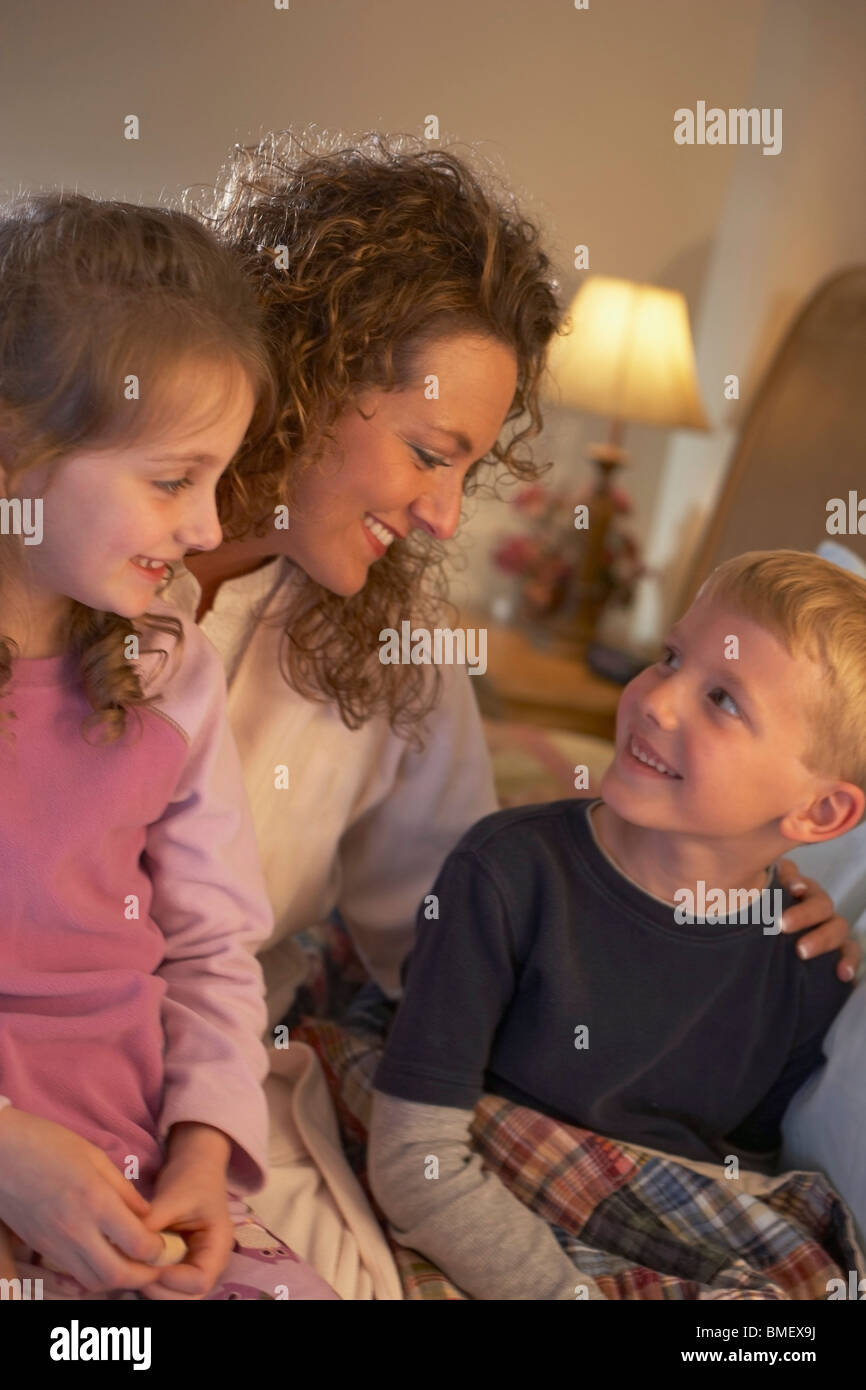 Une mère avec son fils et sa fille Banque D'Images