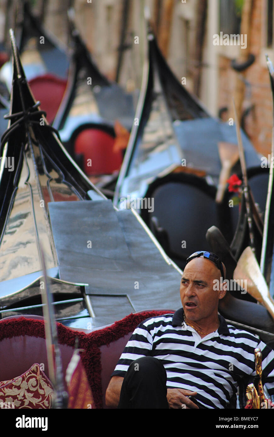 Un gondolier reposant dans sa gondole, Venise, Italie Banque D'Images