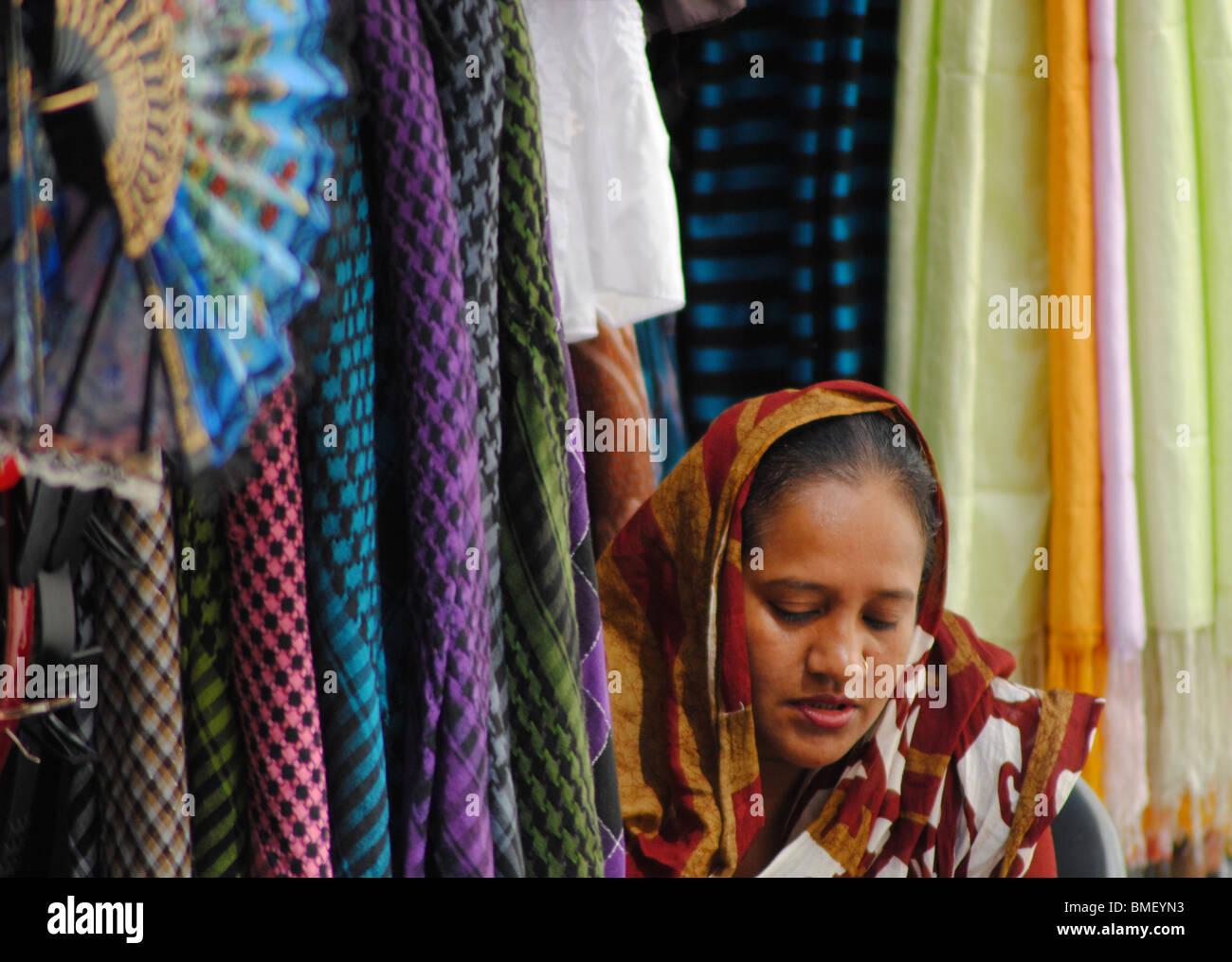 Une femme asiatique vend des foulards dans un marché à Venise, Italie Banque D'Images