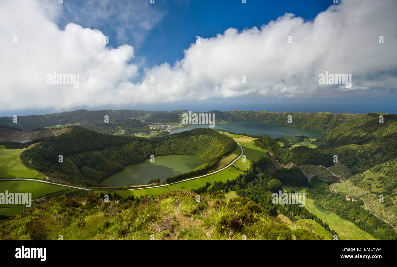 Vue magnifique sur le paysage sur le lac de Sete Cidades et Santiago lake, à l'île de São Miguel - Açores. Banque D'Images