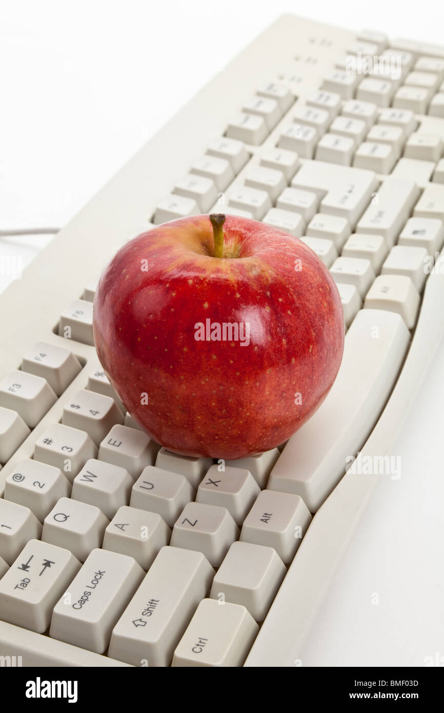 Clavier de l'ordinateur et red apple close up Banque D'Images