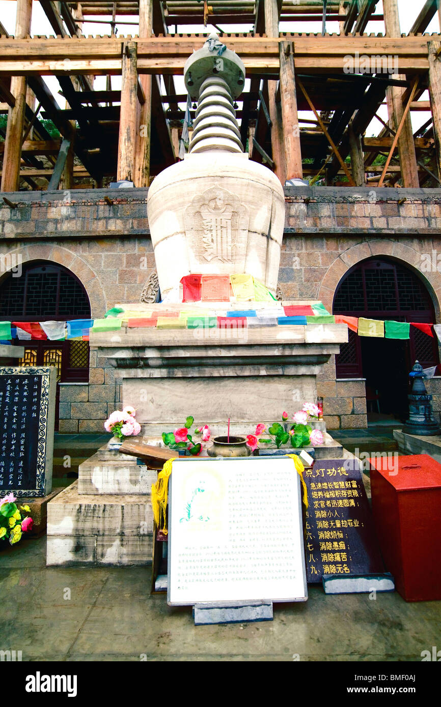 Pagode bouddhiste avec les drapeaux de prières dans Shangshitayuan, Temple, Le Mont Wutai Xinzhou Ville, Province de Shanxi, Chine Banque D'Images