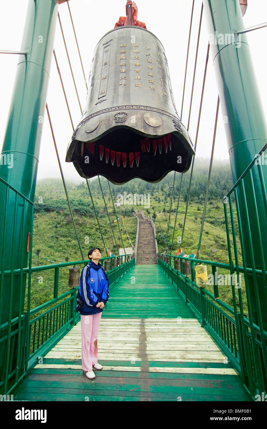 Femme observant la grosse cloche sur pont Qiliping West Side, Le Mont Wutai Xinzhou Ville, Province de Shanxi, Chine Banque D'Images