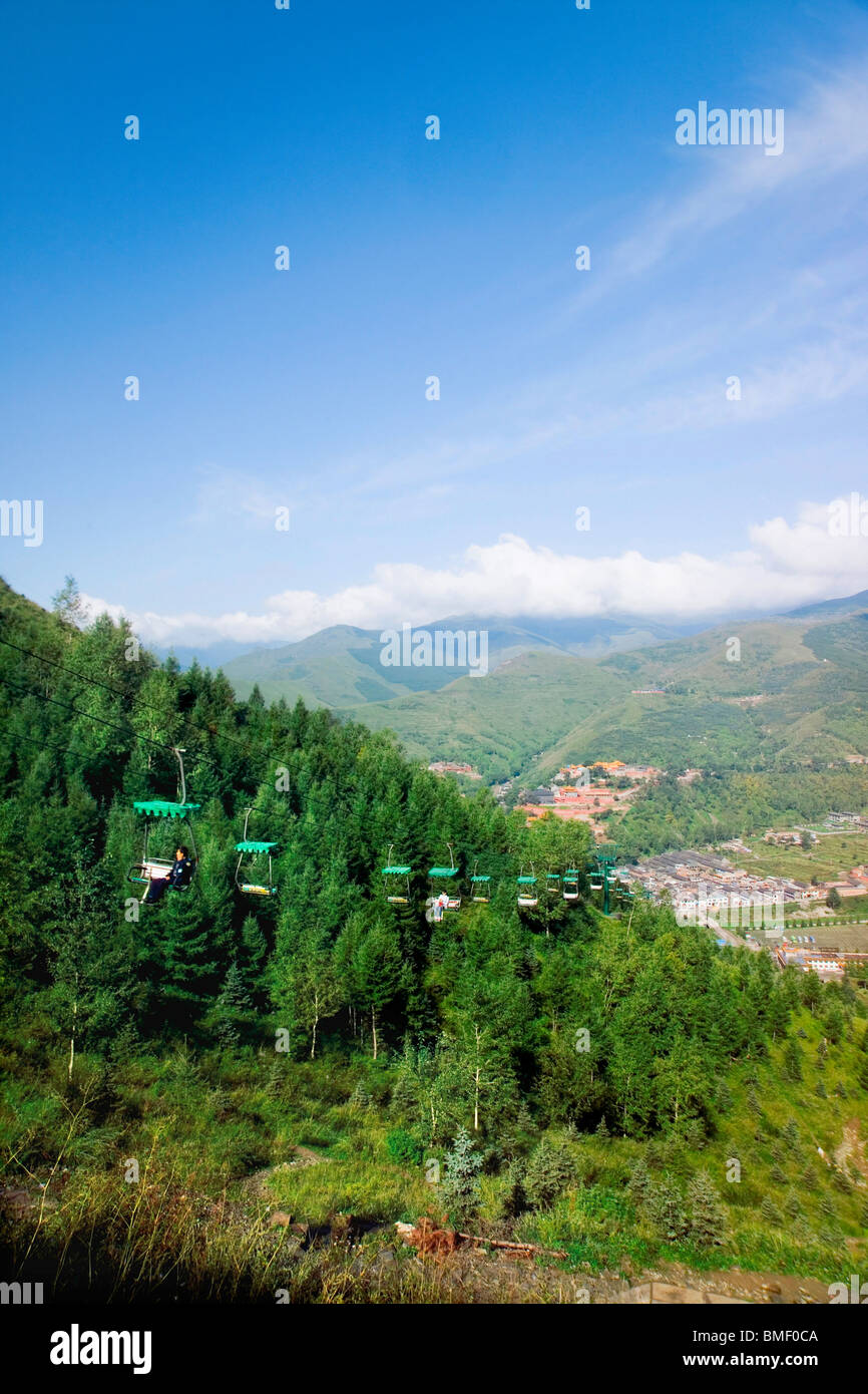 Les touristes de prendre le télésiège à escalader le mont Wutai, Xinzhou City, province de Shanxi, Chine Banque D'Images