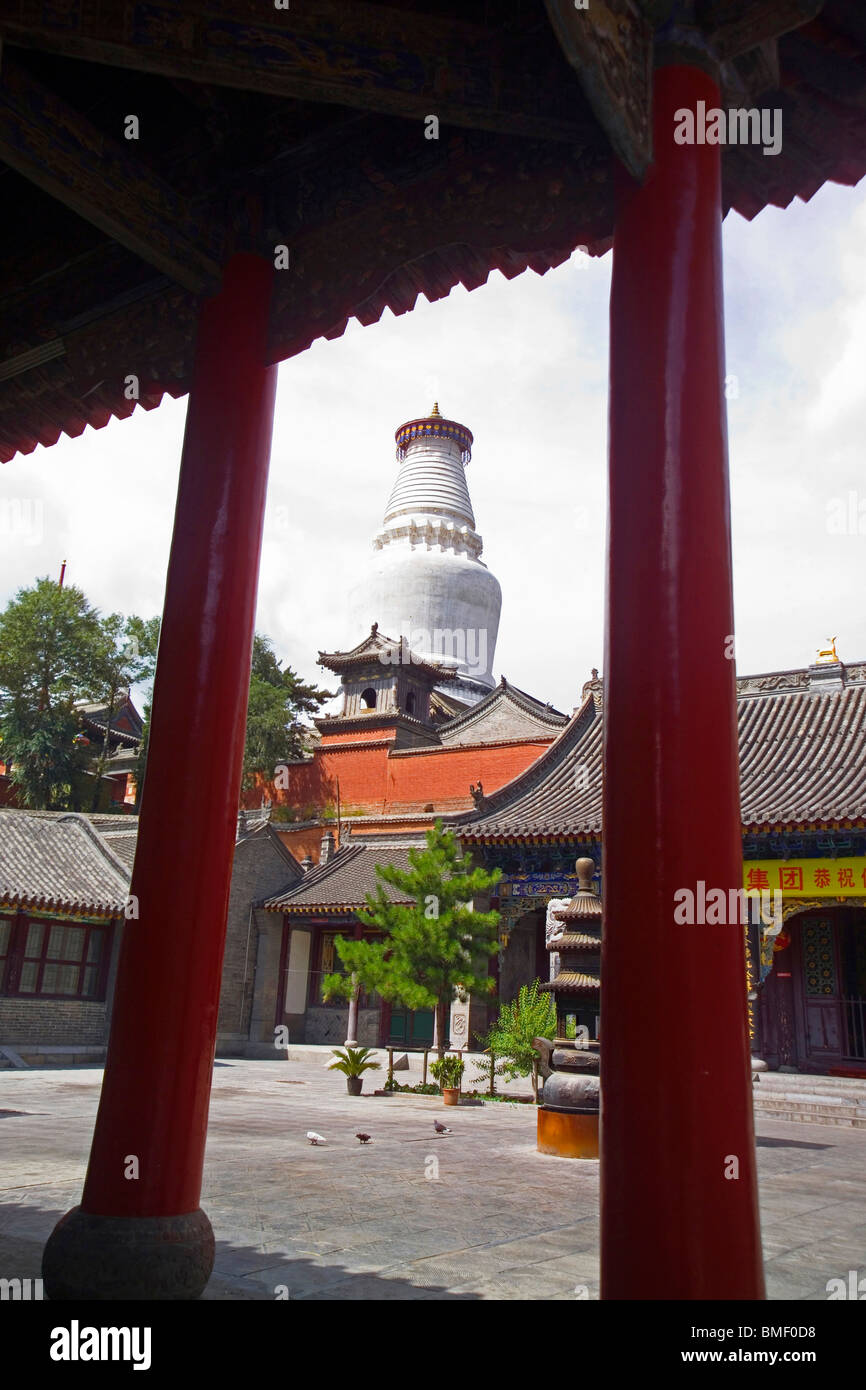 Vue à travers l'architecture traditionnelle chinoise vers Sarira Dagoba, Wanfo Temple, Le Mont Wutai, Xinzhou, Province de Shanxi, Chine Banque D'Images