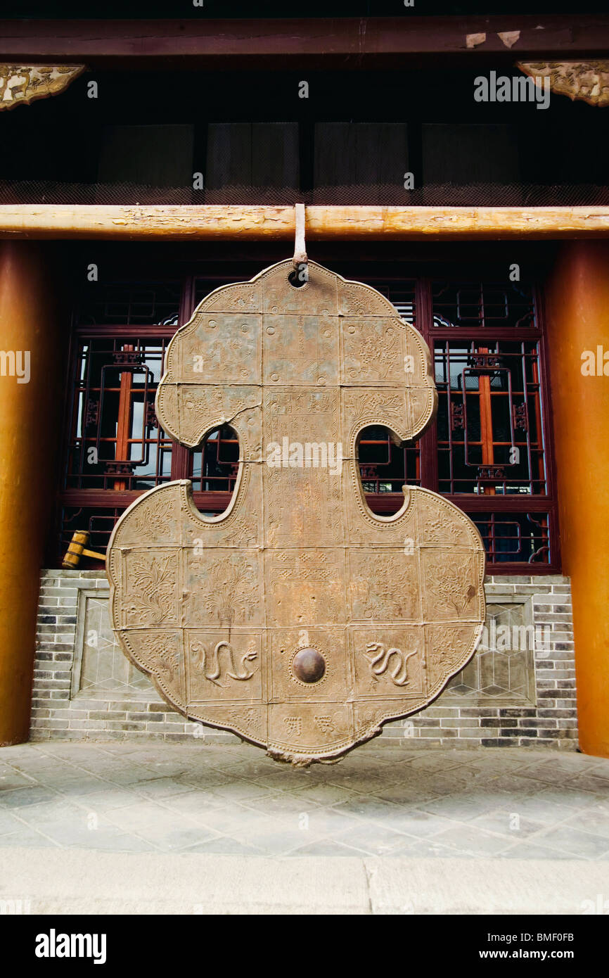 Grand carillon de fonte hanging on traverse en bois, Temple Xiantong, Mont Wutai, Xinzhou City, province de Shanxi, Chine Banque D'Images