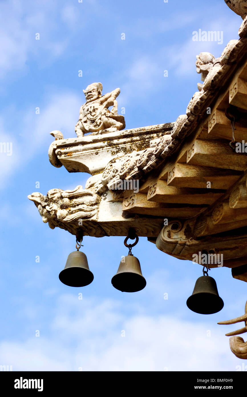 Une statue sur le toit sculpté en pailou, Temple Longquan, Mont Wutai, Xinzhou City, province de Shanxi, Chine Banque D'Images