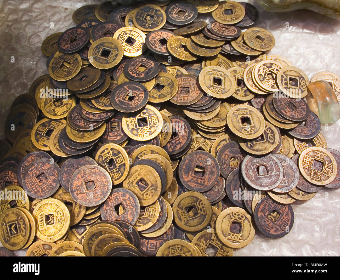 Coin chinois vendu en réplique, de décrochage, Le Mont Wutai Xinzhou Ville, Province de Shanxi, Chine Banque D'Images